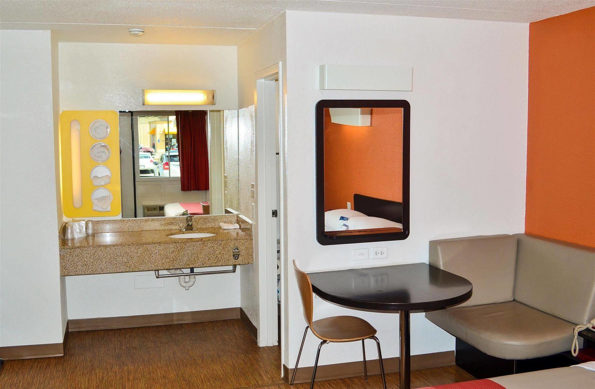 Motel 6 Boston South - Braintree Zewnętrze zdjęcie